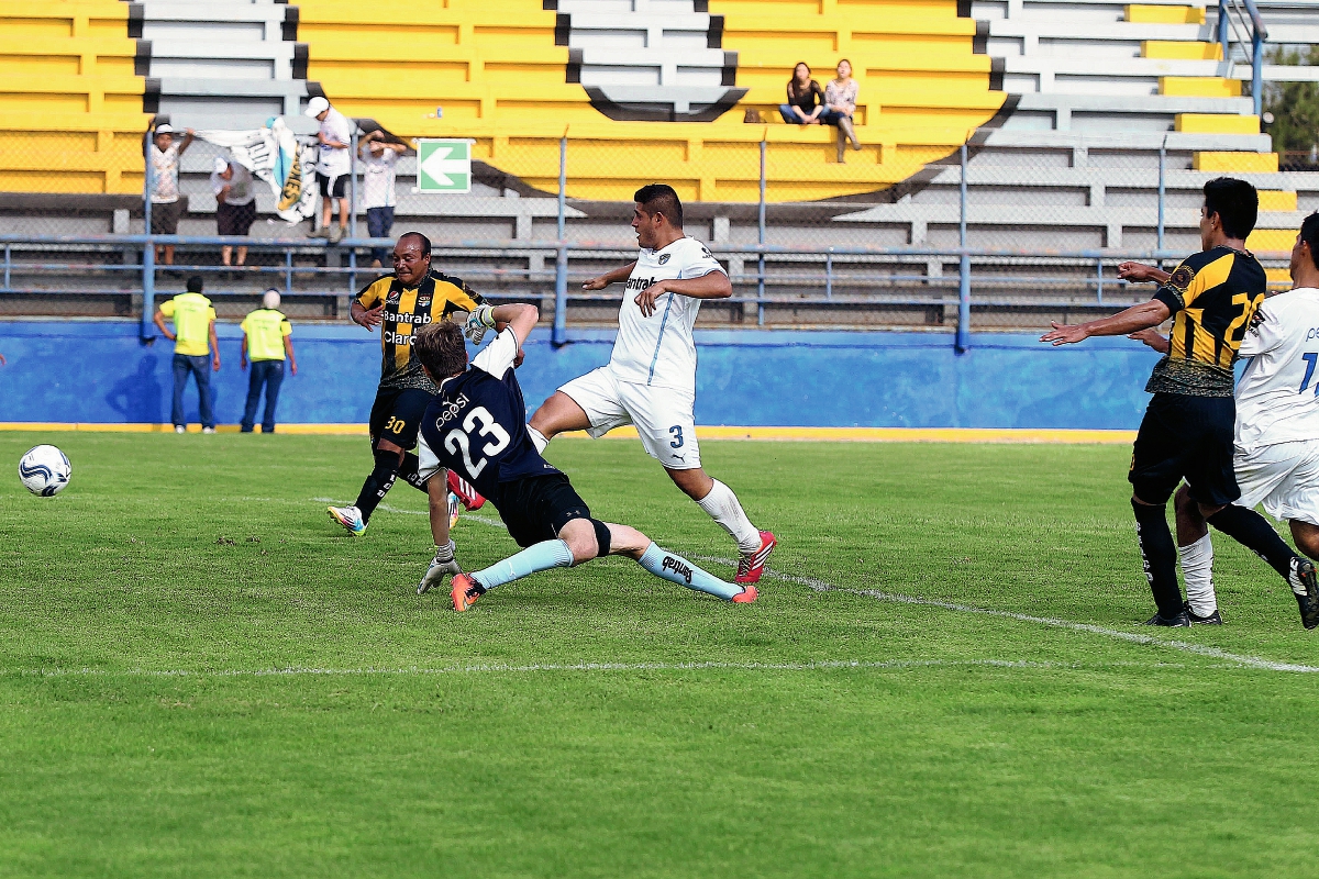 Aurora fue contundente ante Comunicaciones B, se mantiene en la segunda casilla del grupo A, detrás de Huehueteco. (Foto Prensa Libre: Carlos Vicente)