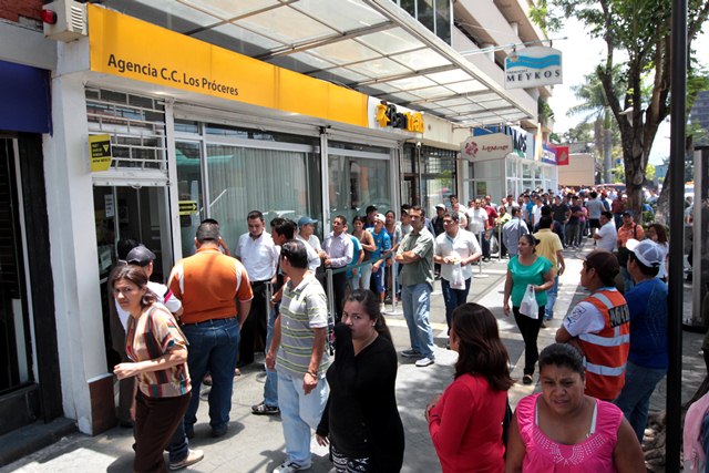 En la agencia del BANTRAB de C.C. Los Próceres estuvo abarrotada por los aficionados cremas y revendedores en busca de entradas para el partido de vuelta de la final. (Foto Prensa Libre: Norvin Mendoza).