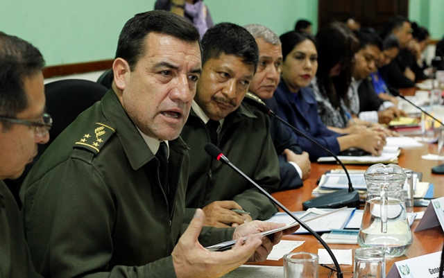 Williams Mansilla conversa con diputados este viernes en el Congreso. (Foto Prensa Libre: Paulo Raquec)