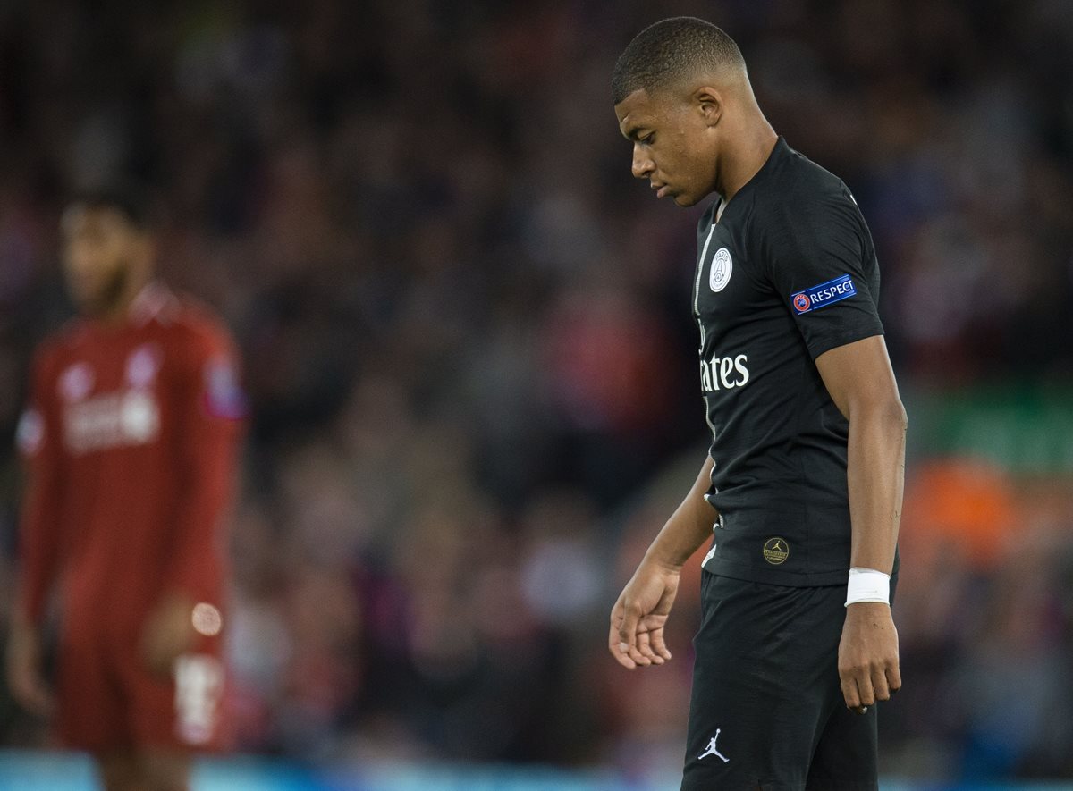 Kylian Mbappé muestra su desilusión al finalizar el partido, en Anfield. (Foto Prensa Libre: EFE)