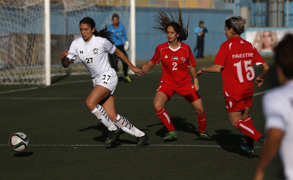 Claudie Salameh, lleva el gafete de capitán, en el equipo de Palestina. (Foto Prensa Libre: AFP)