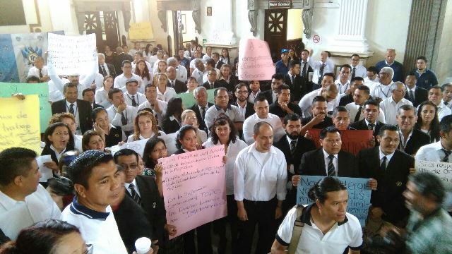 Trabajadores sindicalizados del Congreso participan en plantón y se declaran en asamblea permanente. (Foto Prensa Libre: Estuardo Paredes)