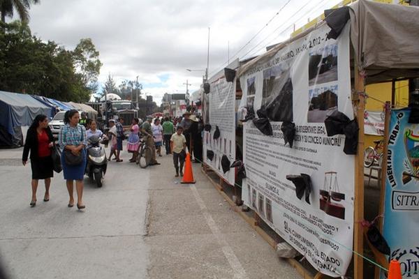 Las moñas negras llama la atención de los vecinos. (Foto Prensa Libre: Hugo Oliva).