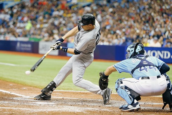 Mark Teixeira batea un hit en el partido ante los Tampa Bay Rays. (Foto Prensa Libre: AFP).