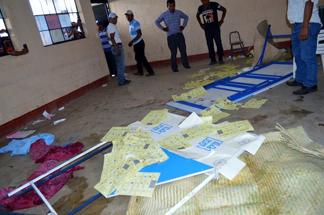 Varios centros educativos fueron dañados durante las elecciones generales celebradas el pasado 6 de septiembre. (Foto Prensa Libre: Hemeroteca PL)