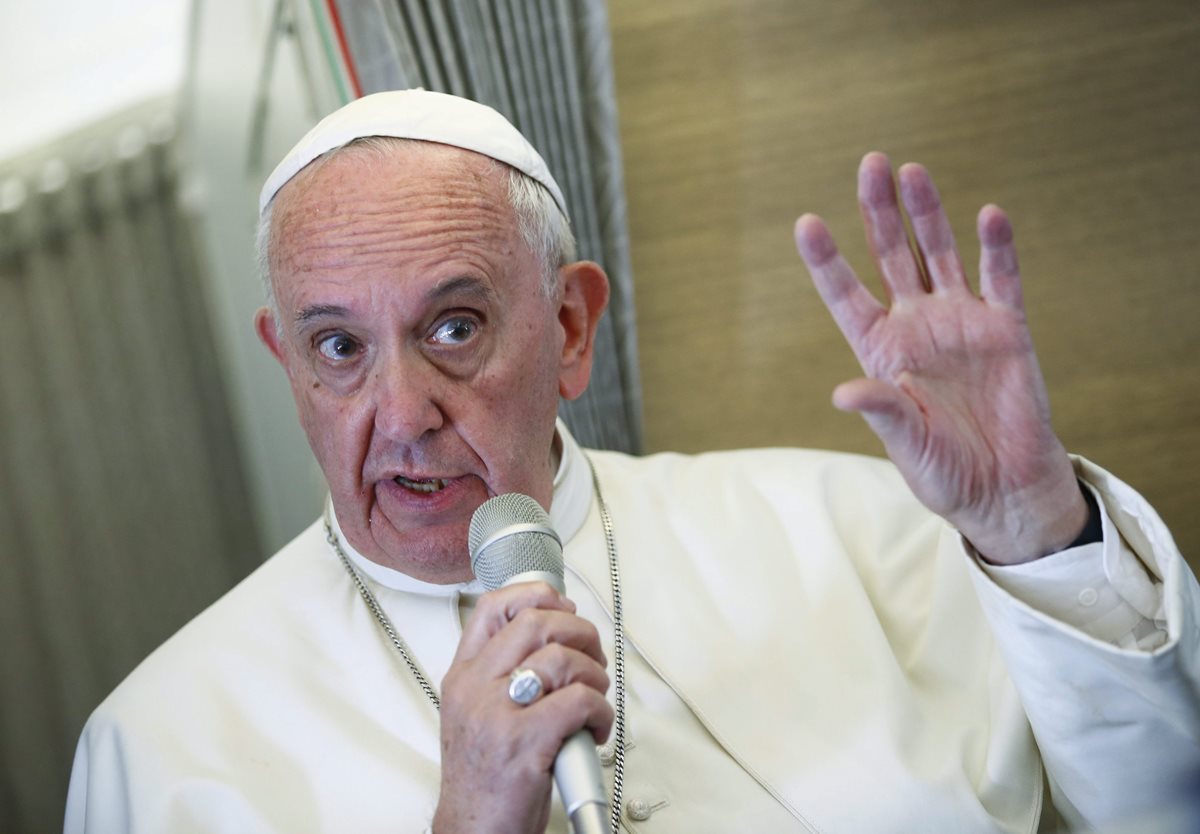 El Papa habló de temas polémicos en el trayecto del vuelo de Cuba hacia EE. UU. este martes. (Foto Prensa Libre: EFE).