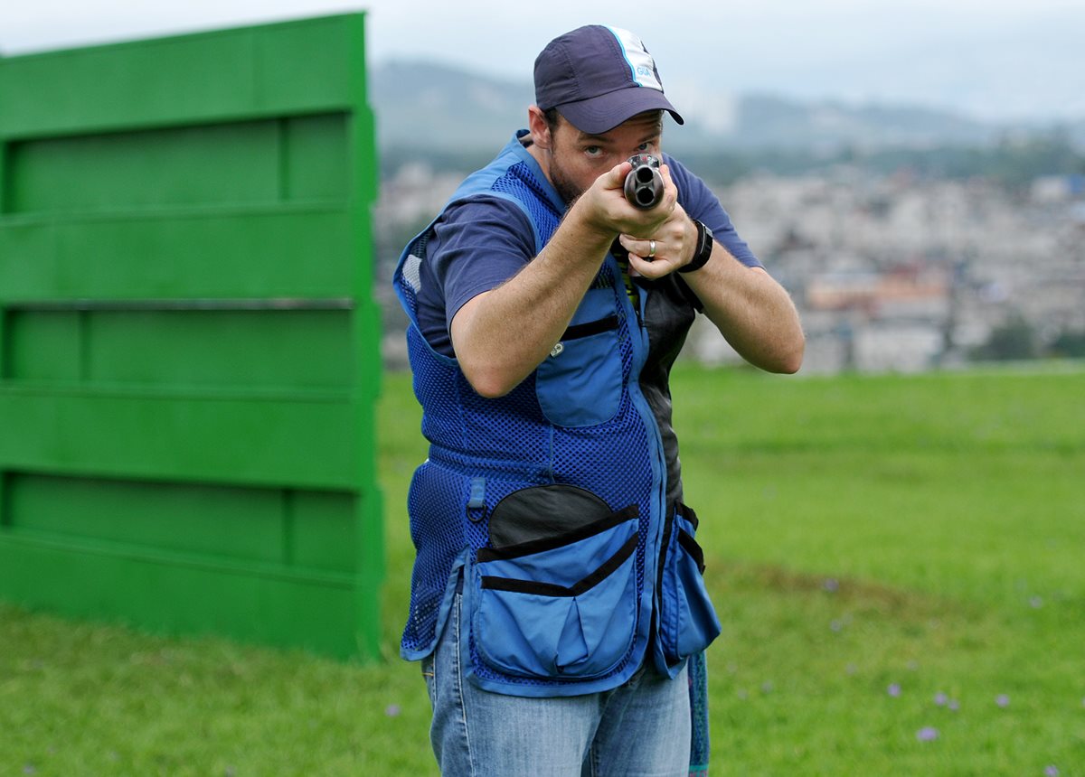 El guatemalteco Jean Pierre Brol, captado en el entrenamiento de ayer en el Club de Caza, Tiro y Pesca, que será sede del campeonato Iberoamericano. (Foto Prensa Libre: Gloria Cabrera)