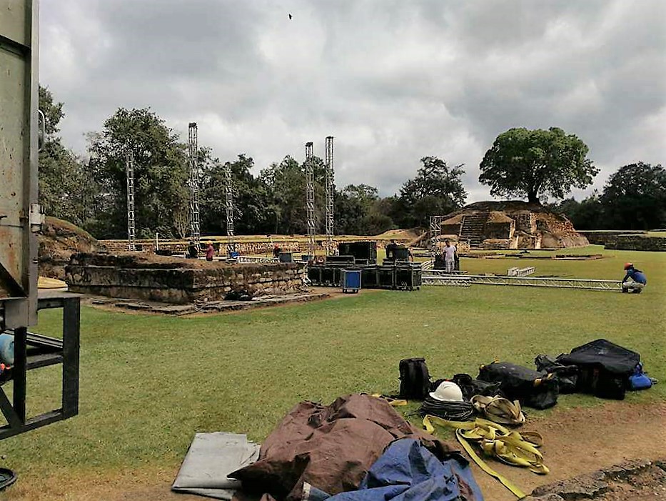 La imagen que circula por redes sociales muestra el momento en el que arman un escenario en el área de monumentos de Iximché. (Foto Prensa Libre: An0nymous_Gt)