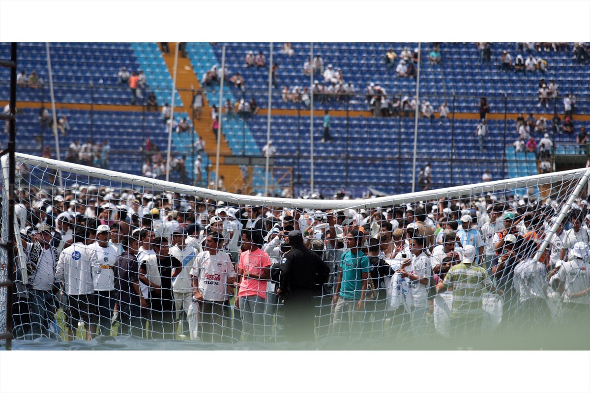 En la final del futbol guatemalteco de 2011 entre los equipos de Municipal y Comunicaciones, los seguidores de ambos equipos protagonizaron disturbios en las instalaciones del Estadio Nacional Mateo Flores. (Foto: Hemeroteca PL)