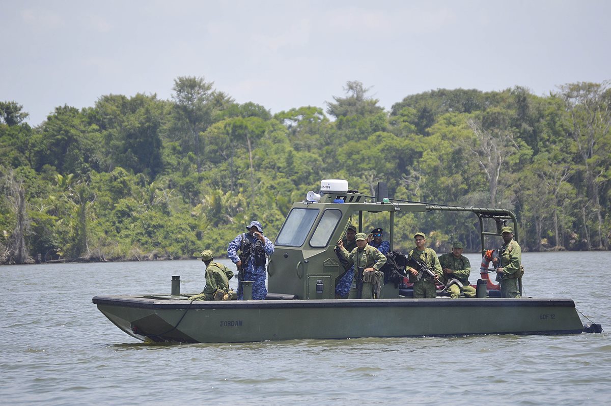 Militares guatemaltecos vigilan el río Sartún, en la zona en disputa entre Guatemala y Belice. (Foto Prensa Libre: Hemeroteca PL)