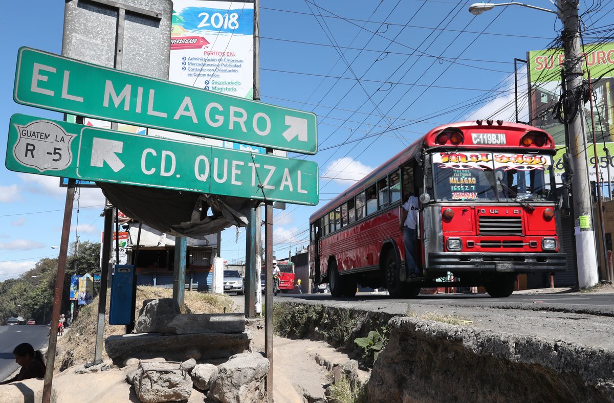 En la entrada principal a la colonia El Milagro, la Municipalidad de Mixco se propone instalar una talanquera para bloquear el paso a malhechores. (Foto Prensa Libre: Óscar Felipe Q.)