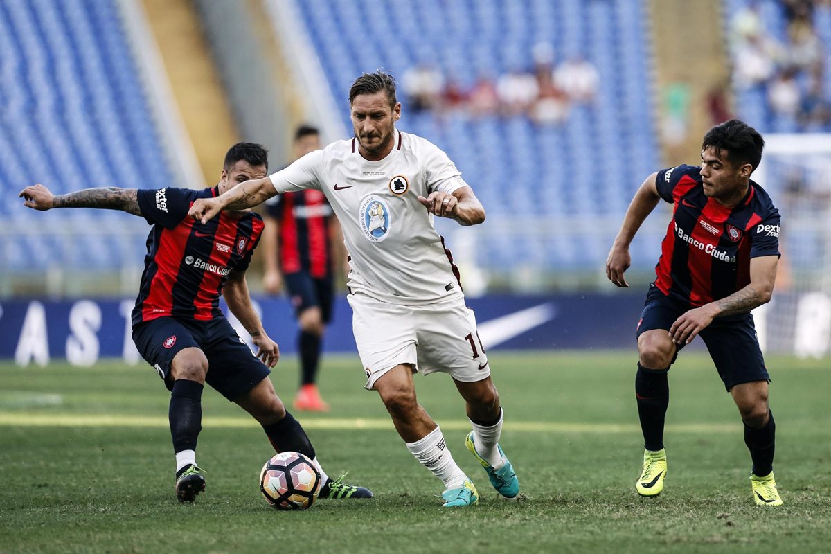 Francesco Totti domina el balón durante el partido benéfico frente a San Lorenzo. (Foto Prensa Libre: EFE)