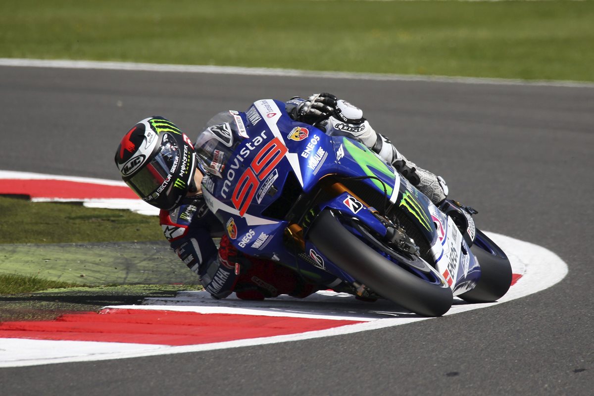 Jorge Lorenzo, de Movistar Yamaha, durante los entrenamientos libres en el circuito de Silverstone. (Foto Prensa Libre: EFE)