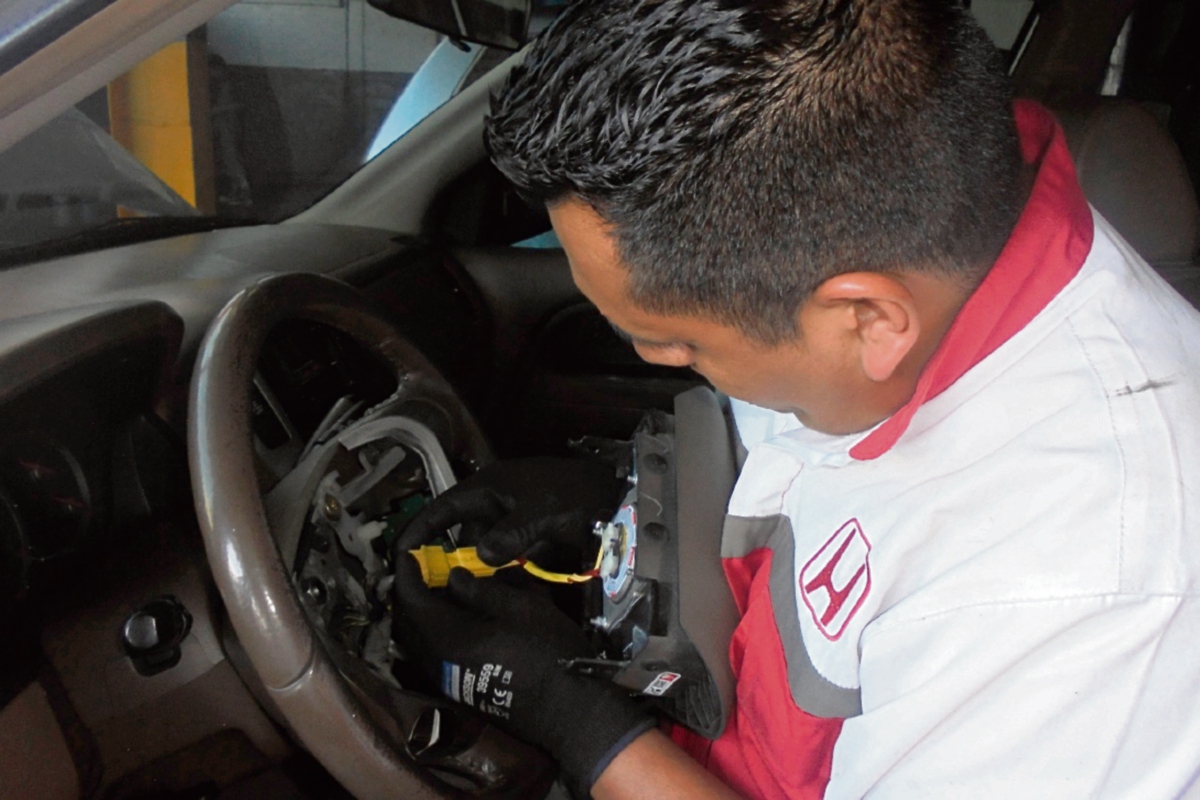 La bolsa de aire se infla y sale del timón al momento en que el automóvil recibe un impacto. (Foto Prensa Libre: cortesía Honda)