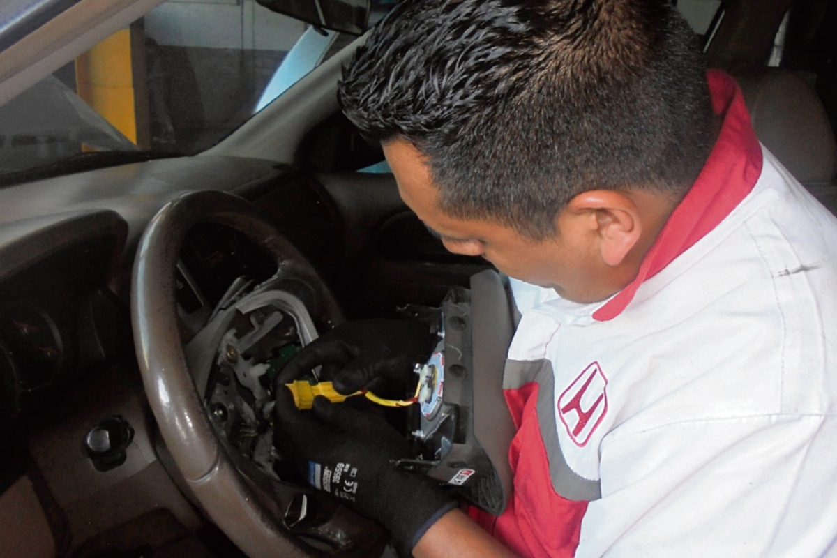 La bolsa de aire se infla y sale del timón al momento en que el automóvil recibe un impacto.