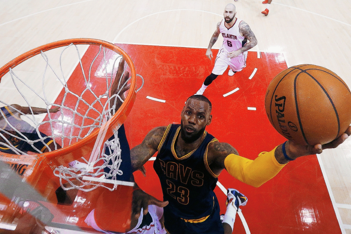 LeBron James se encuentra nuevamente en el primer equipo ideal de la NBA. (Foto Prensa Libre: AP)