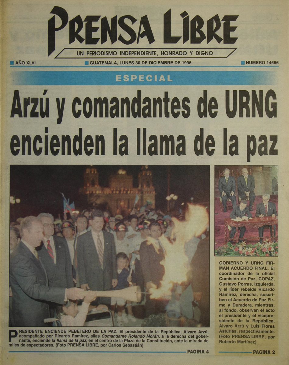 El entonces presidente Álvaro Arzú enciende el 29 de diciembre de 1996 la llama de la paz, en la Plaza de la Constitución. El monumento se encuentra actualmente en el Patio de la Paz, en el Palacio Nacional de la Cultura. (Foto: Hemeroteca PL)