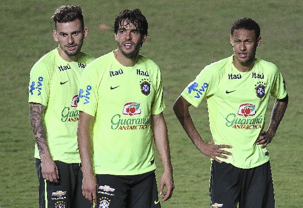 La selección brasileña se entrenó con su público, previo al juego contra Perú. (Foto Prensa Libre: EFE)