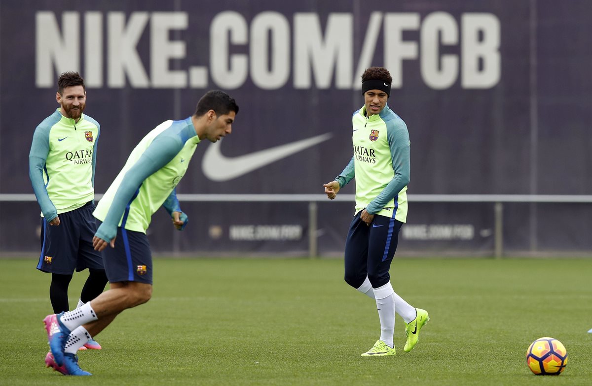 Luis Suárez se entrena junto a Messi y Neymar este viernes en la ciudad deportiva Joan Gamper. (Foto Prensa Libre: EFE)