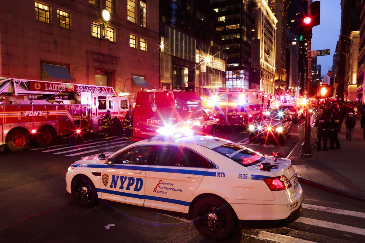 Camiones de bomberos y la policía rodeó la calle 50 de Nueva York por en incendio en la Torre de Trump. (Foto Prensa Libre: AFP)