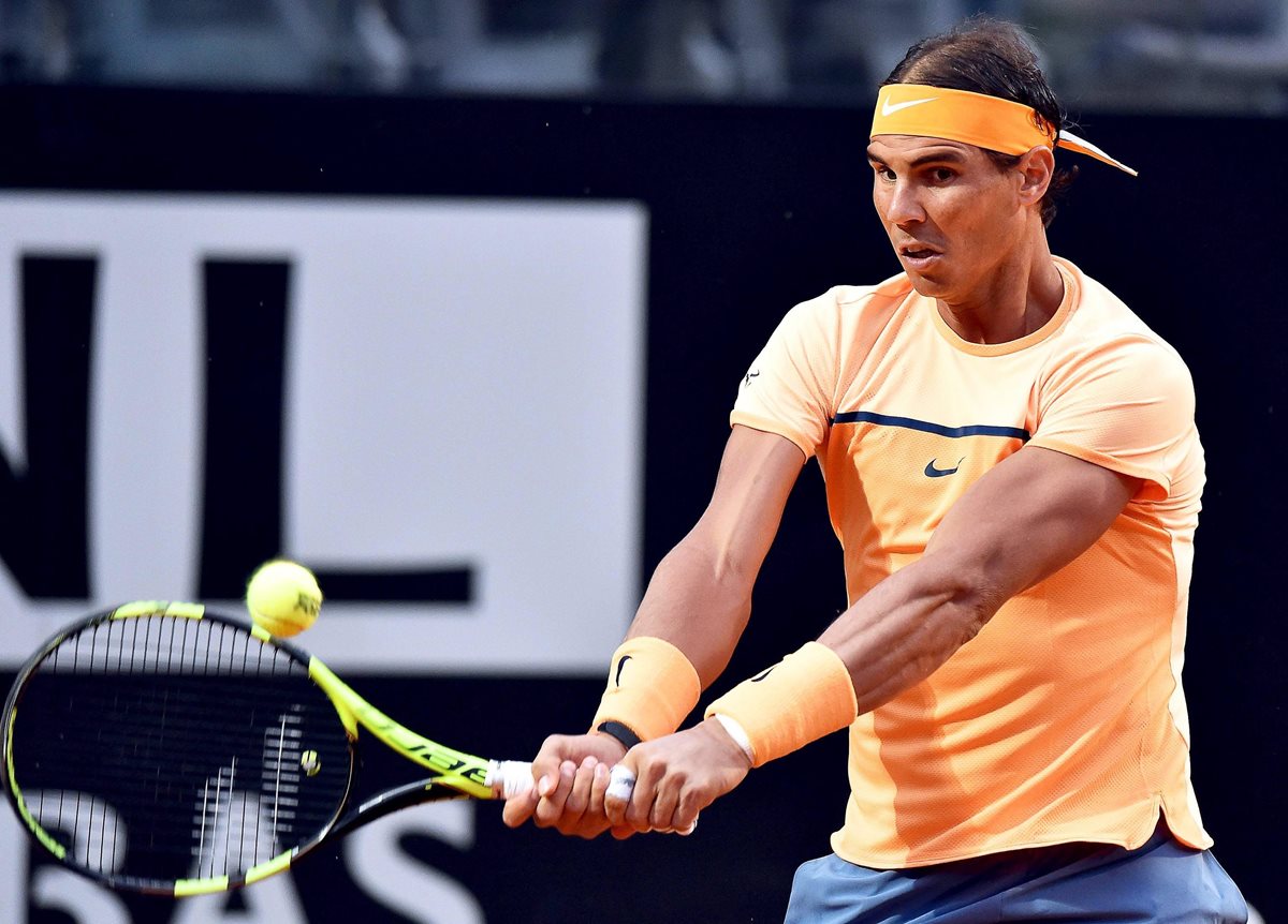 Rafa Nadal devuelve la bola durante el encuentro de este jueves.