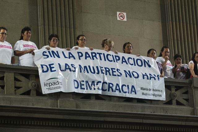 Un grupo de mujeres a favor de la equidad electoral presenció la sesión; se retiraron molestas por la decisión que tomaron los diputados. (Foto Prensa Libre: Álvaro Interiano)