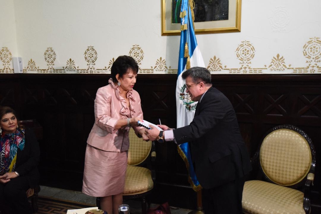 María Eugenia Mijangos Martínez, presidenta del TSE, entrega al director legislativo del Congreso, Luis Eduardo López, la iniciativa de reforma electoral. (Foto Prensa Libre: Érick Ávila).