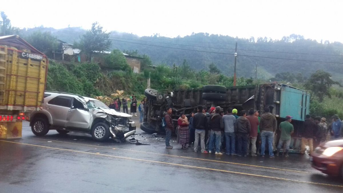 El percance automovilístico se registró en el kilómetro 132 de la ruta Interamericana. (Foto Prensa Libre: Ángel Julajuj)