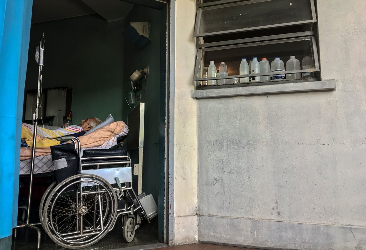 Arroz, granos o pasta es la única dieta para pacientes en el Hospital Universitario de Caracas. (Foto Prensa Libre:AFP)