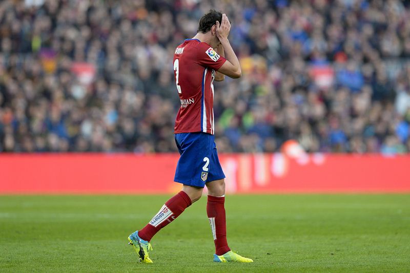 Godín salió expulsado del partido del sábado ante el Barcelona. (Foto Prensa Libre: AFP)