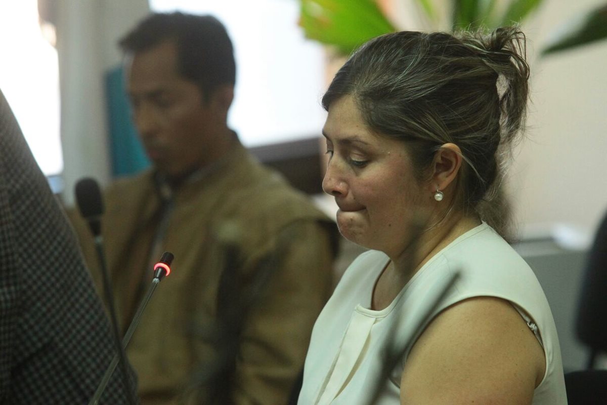 Abdi Estrada, implicada en el caso Botín en el Registro de la Propiedad, comparece ante la jueza Sexta, Silvia de León. Foto Prensa Libre: Álvaro Interiano)