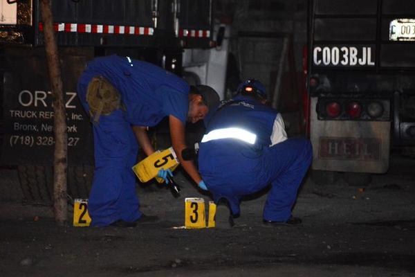 Fiscales del Ministerio Público busca evidencias en el lugar donde fue ultimado el comerciante Jaffi Estuardo Marín. (Foto Prensa Libre: Víctor Gómez)