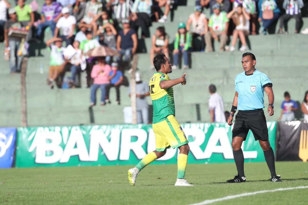 Ángel Rodríguez festeja después de marcar el gol de la victoria para Guastatoya. (Foto Prensa Libre: Francisco Sánchez)