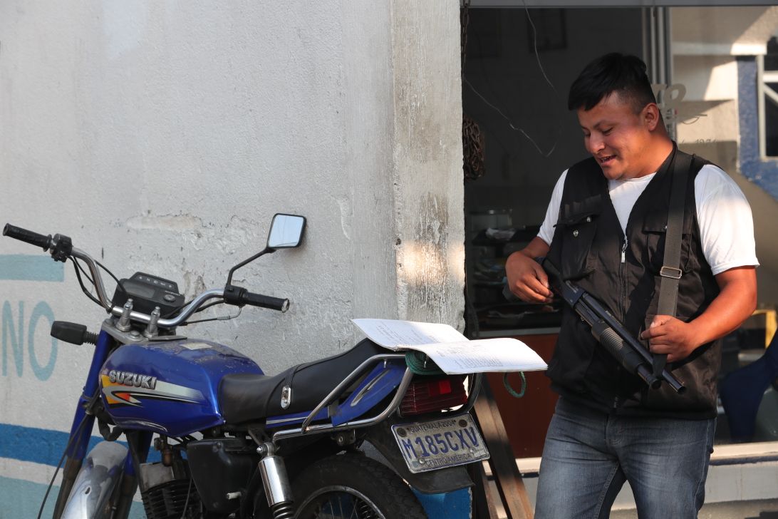 El guardia Pedro Manuel Perebal Pérez estudia idiomas cuatro horas al día. (Foto Prensa Libre: Estuardo Paredes).