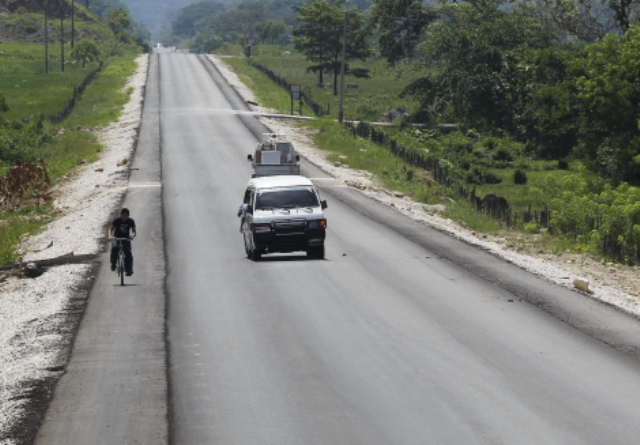 Los trabajos de pavimentación de la Franja Transversal del Norte están detenidos mientras se dan los derechos de vía.(Foto Prensa Libre: Hemeroteca PL)