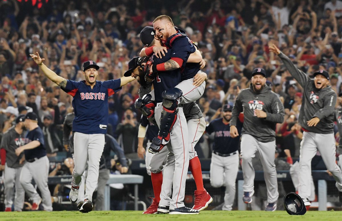 Con cuatro jonrones, dos de ellos de Steve Pearce, y una brillante labor monticular del veterano David Price, los Medias Rojas de Boston doblegaron este domingo a Los Dodgers de Los Ángeles en el quinto juego de la serie (4-1) (Foto Prensa Libre: AFP)