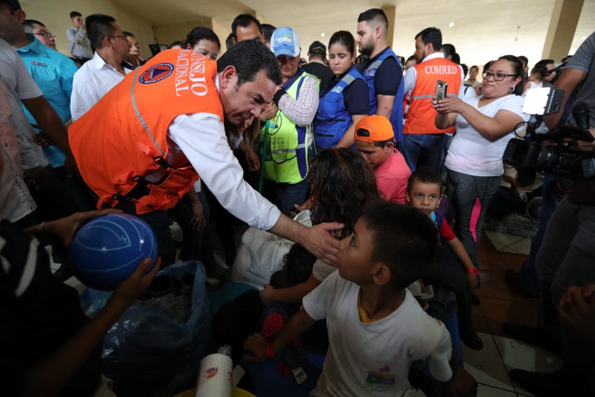 El presidente visitó a los damnificados. (Foto Prensa Libre: Carlos Ovalle)