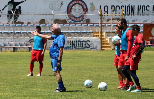 El técnico Carlos Daniel Jurado dirigió este lunes la práctica de los quetzaltecos (Foto Prensa Libre: Carlos Ventura)