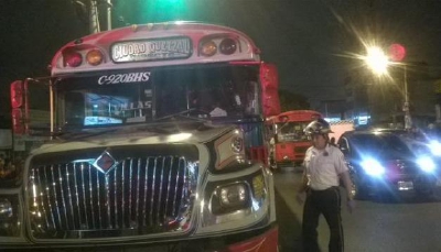 El automotor fue baleado frente a un centro comercial en la zona 4 de Mixco. (Foto Prensa Libre: CVB)