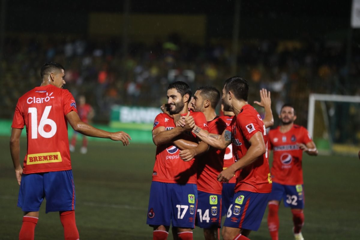 El volante de Municipal Pedro Samayoa celebra con sus compañeros. (Foto Prensa Libre: Edwin Fajardo)