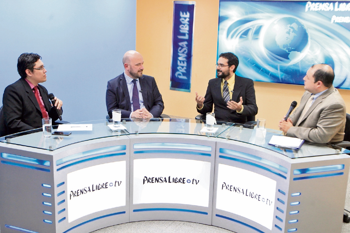 Alberto Brunori, de la Organización de Naciones Unidas, y Jorge Wong, del observatorio electoral de la Usac —al centro—, conversan con el periodista José Manuel Patzán y el editor Antonio Barrios.