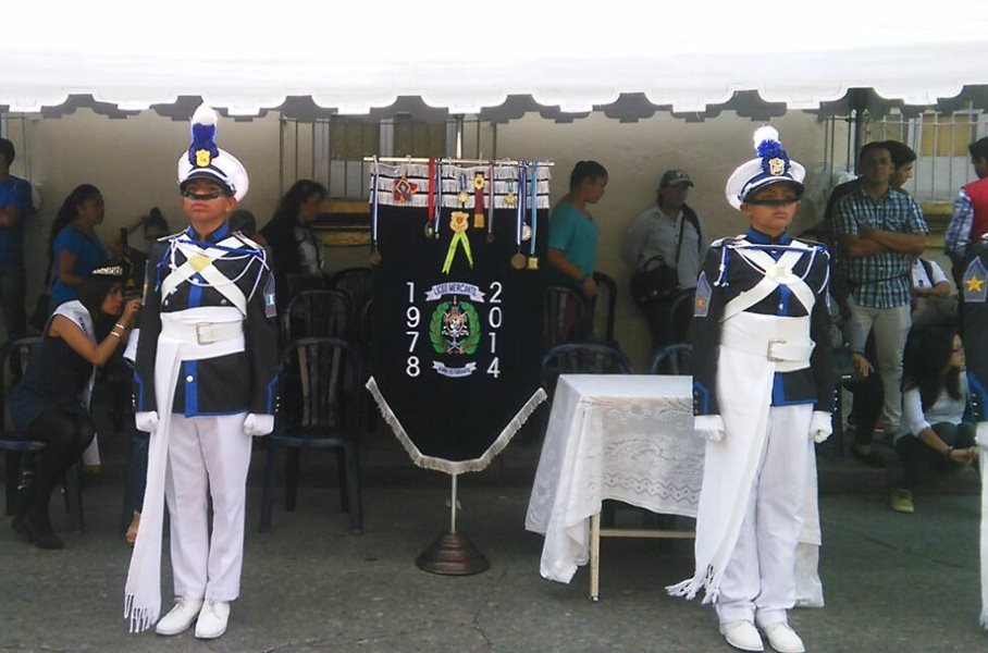 Estudiantes del Liceo Mercantil celebran 44 años de fundación, frente a la sede del establecimiento, en la 12 avenida y 12 calle, zona 1 (Foto Prensa Libre: Claudia Acuña)