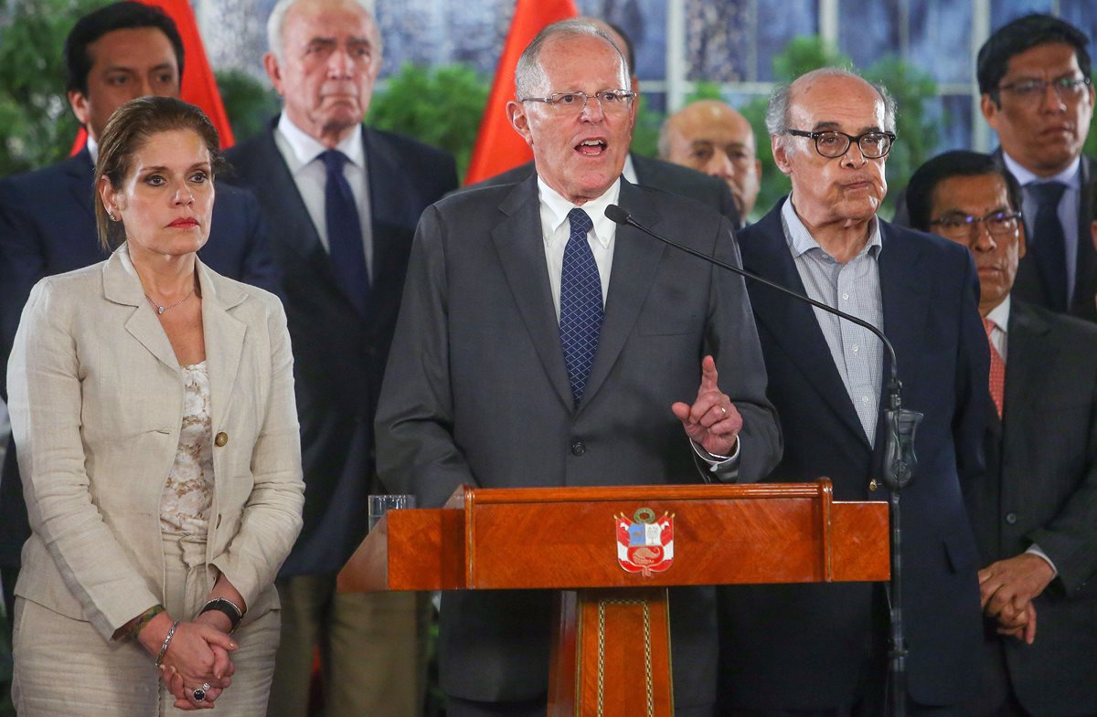 Pedro Pablo Kuczynski -centro-, presidente peruano, pedirá a las autoridades judiciales que le levanten el secreto bancario tras las acusaciones sobornos. (Foto Prensa Libre: EFE)