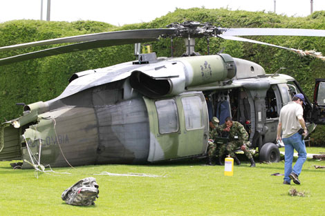 La aeronave, tipo Blackhawk, viajaba entre las poblaciones de Carepa y Chigorodó. (Foto Prensa Libre.AP).