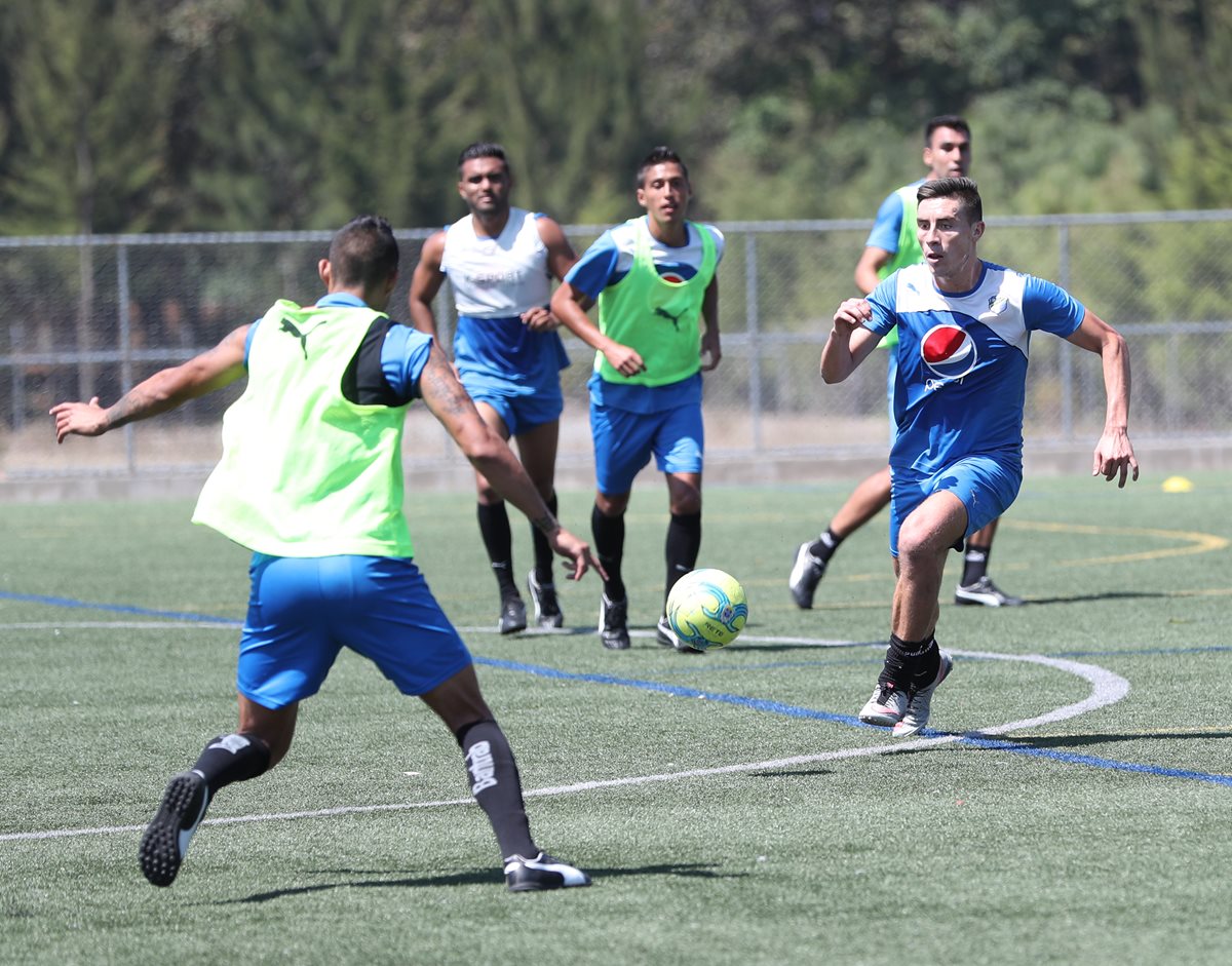 Elías Enoc Vásquez —d— corre detrás del balón durante el entrenamiento de ayer, en la cancha alterna del estadio Cementos Progreso, en la zona 6 capitalina. Los cremas visitan a Malacateco el próximo domingo. (Foto Prensa Libre: Jorge Ovalle)