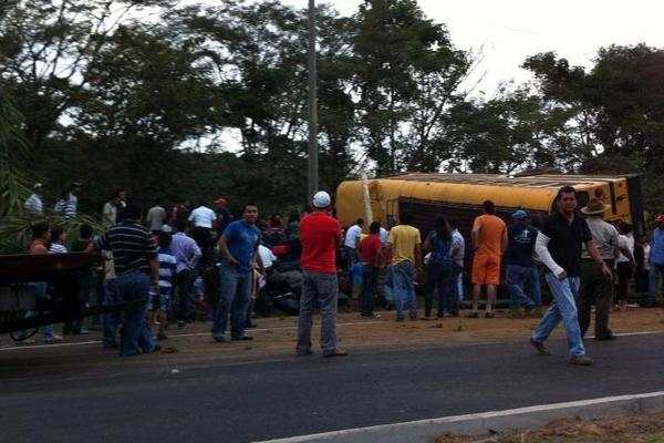 Bus trasladaba a excursionistas al puerto. (Foto cortesía de Jorge Rivera)