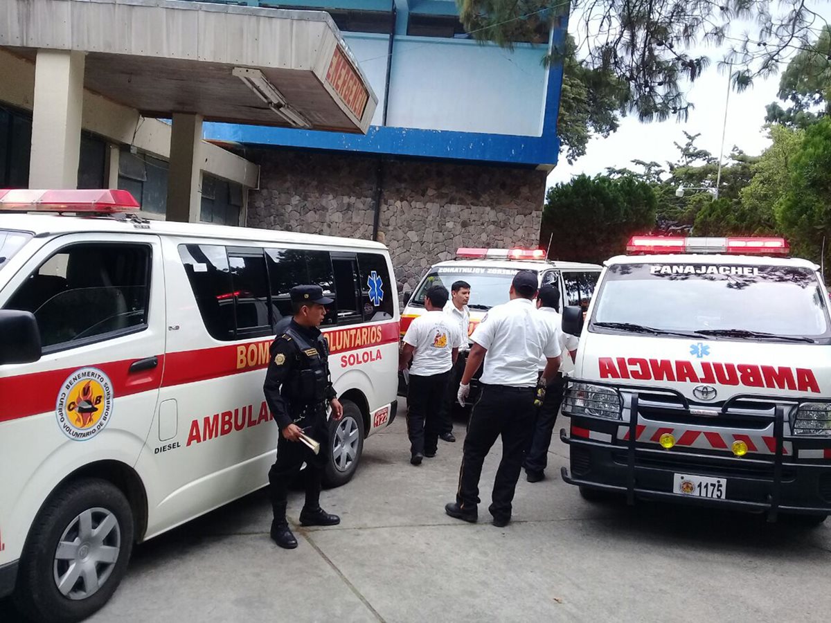 Los Bomberos Voluntarios trasladaron a las estudiantes del colegio Nuevo Pacto de Panajachel, Sololá, al hospital nacional. (Foto Prensa Libre: Ángel Julajuj)