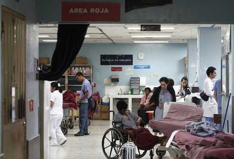 El Hospital San Juan de Dios activó controles para evitar el contagio del virus. (Foto Prensa Libre: Alvaro Interiano)