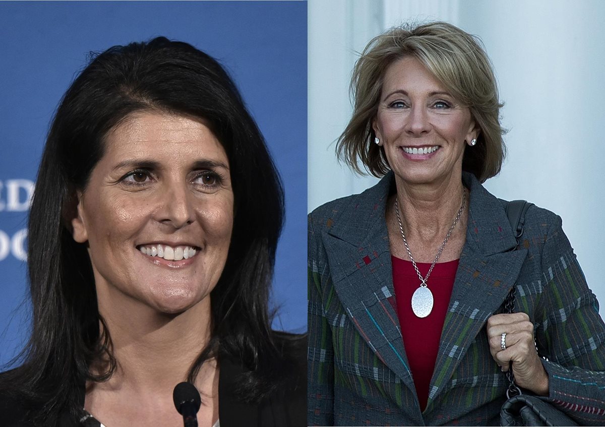 Nikki Haley (a la izq.) y la millonaria Betsy DeVos se suman al gabinete de Trump. (Fotos Prensa Libre: AP/AFP).