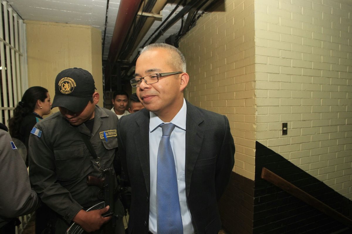 Roberto Stalling Sierra, ligado a proceso y obtuvo del juez una fianza de Q100 mil. (Foto Prensa Libre: E. Bercian)
